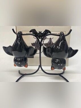 Halloween Hanging Bat Salt & Pepper Shaker Set with Holder – New in Box